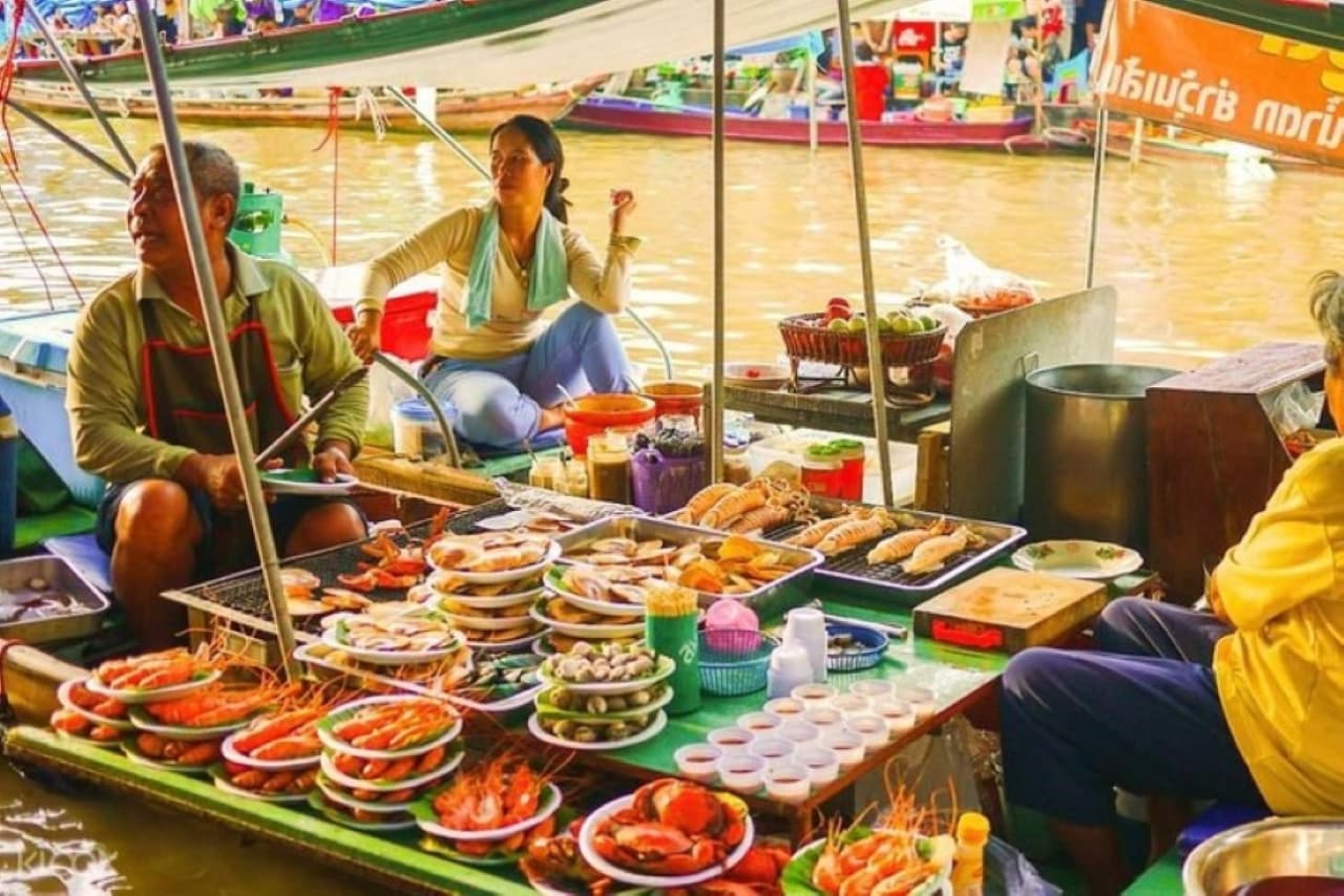 Maeklong Railway Market and Damnoen Saduak Floating Market Half-Day Tour - تصویر 2