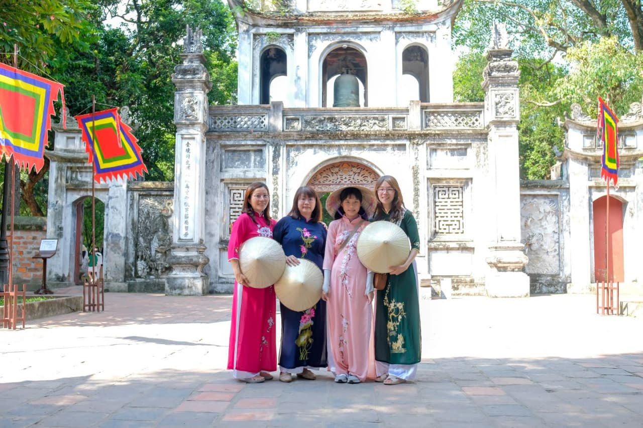 Hanoi Instagram Tour: Ceramic Mosaic Mural, Sword Lake, Long Bien Bridge - تصویر اصلی