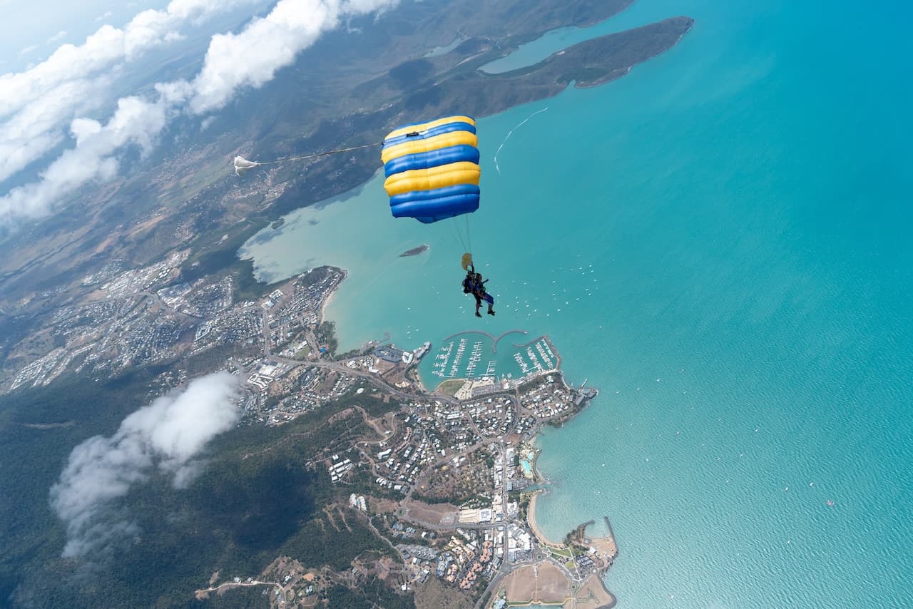 Tandem Skydiving Experience Airlie Beach - تصویر 3