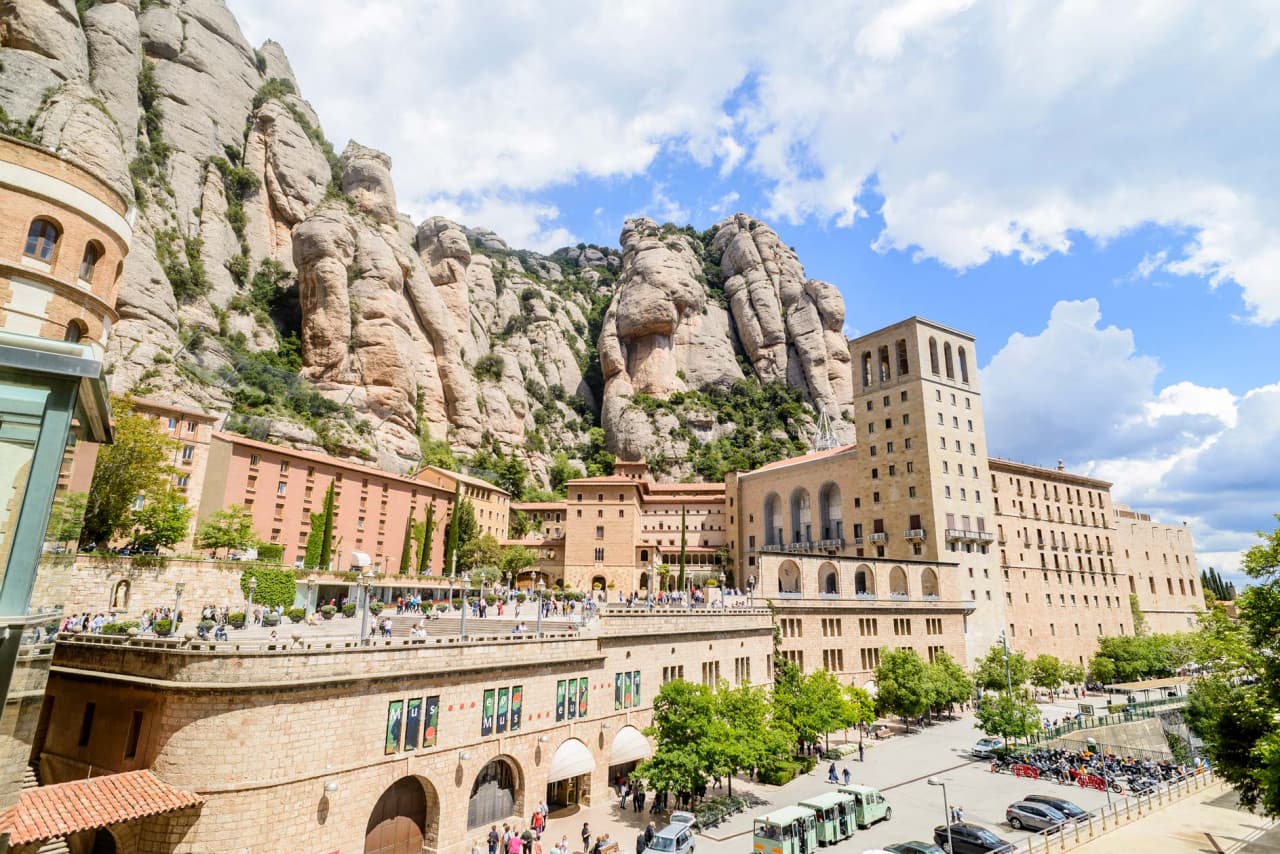 Montserrat, Girona, and Costa Brava Tour from Barcelona - تصویر اصلی