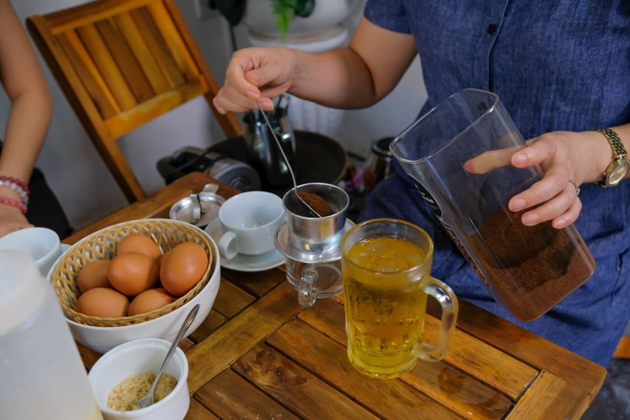 Egg Coffee Class and Hanoi Street Food Walking Tour - تصویر 2