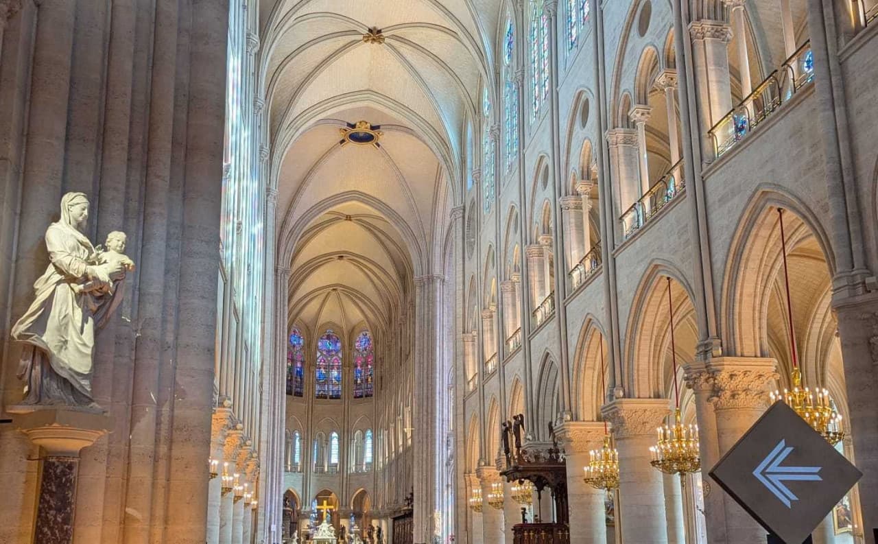 Notre Dame Exterior Tour with English- or Spanish-Speaking Guide & Cathedral Entry - تصویر 7