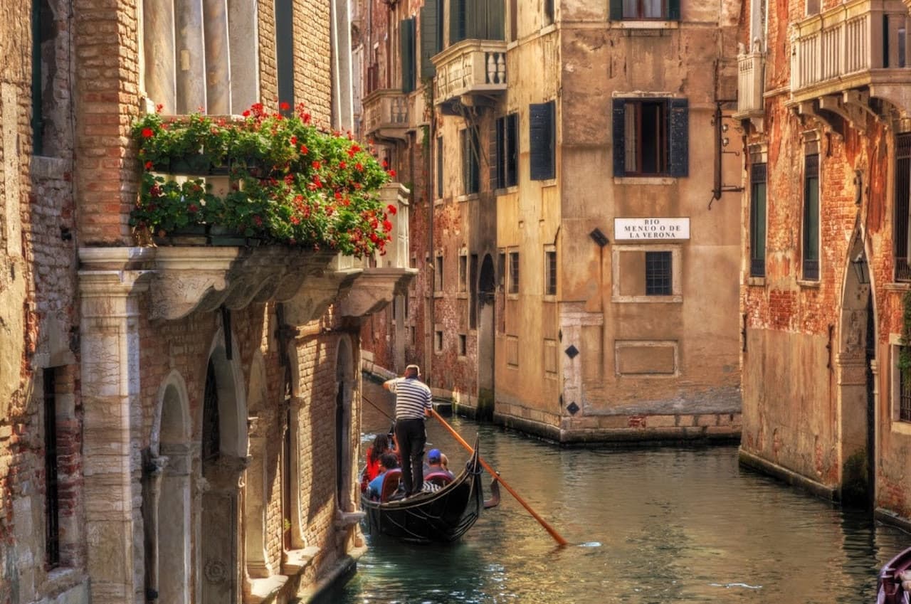 Venice: Gondola Ride with Live Commentary - تصویر اصلی