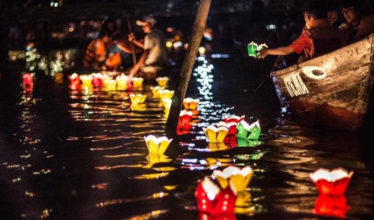 Hoai River Evening Boat Ride with Lantern Experience - تصویر 2