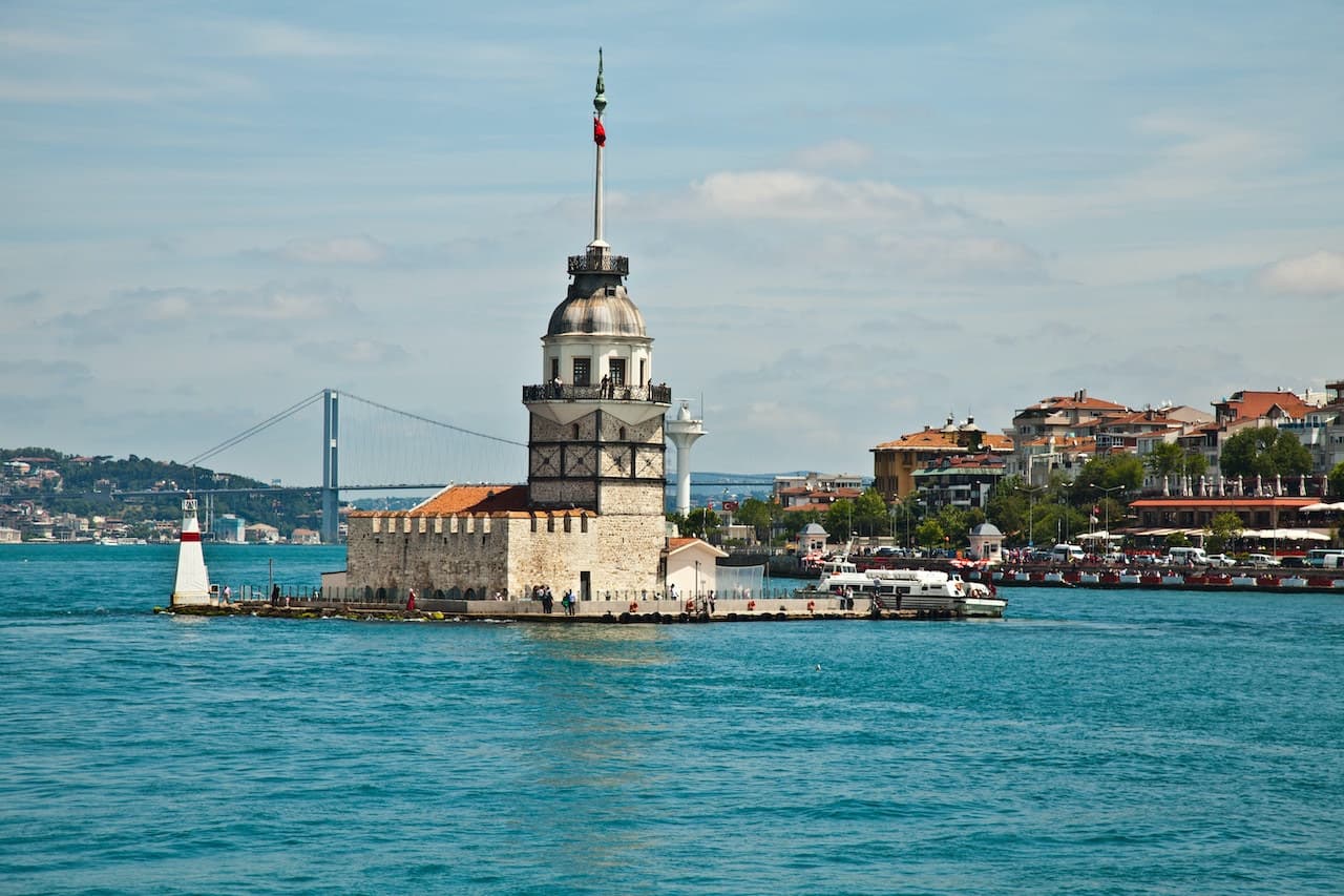 Bosphorus Sightseeing Cruise on a Luxury Yacht - تصویر 11