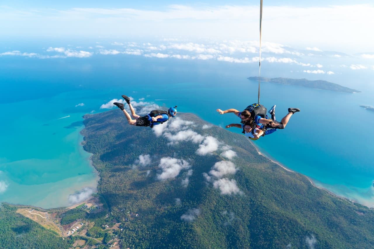 Tandem Skydiving Experience Airlie Beach - تصویر 2