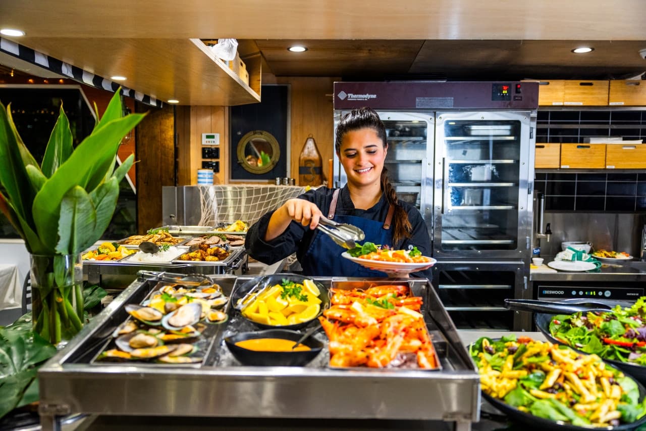 Gold Coast Buffet Dinner Cruise aboard Sea World Cruises - تصویر 8