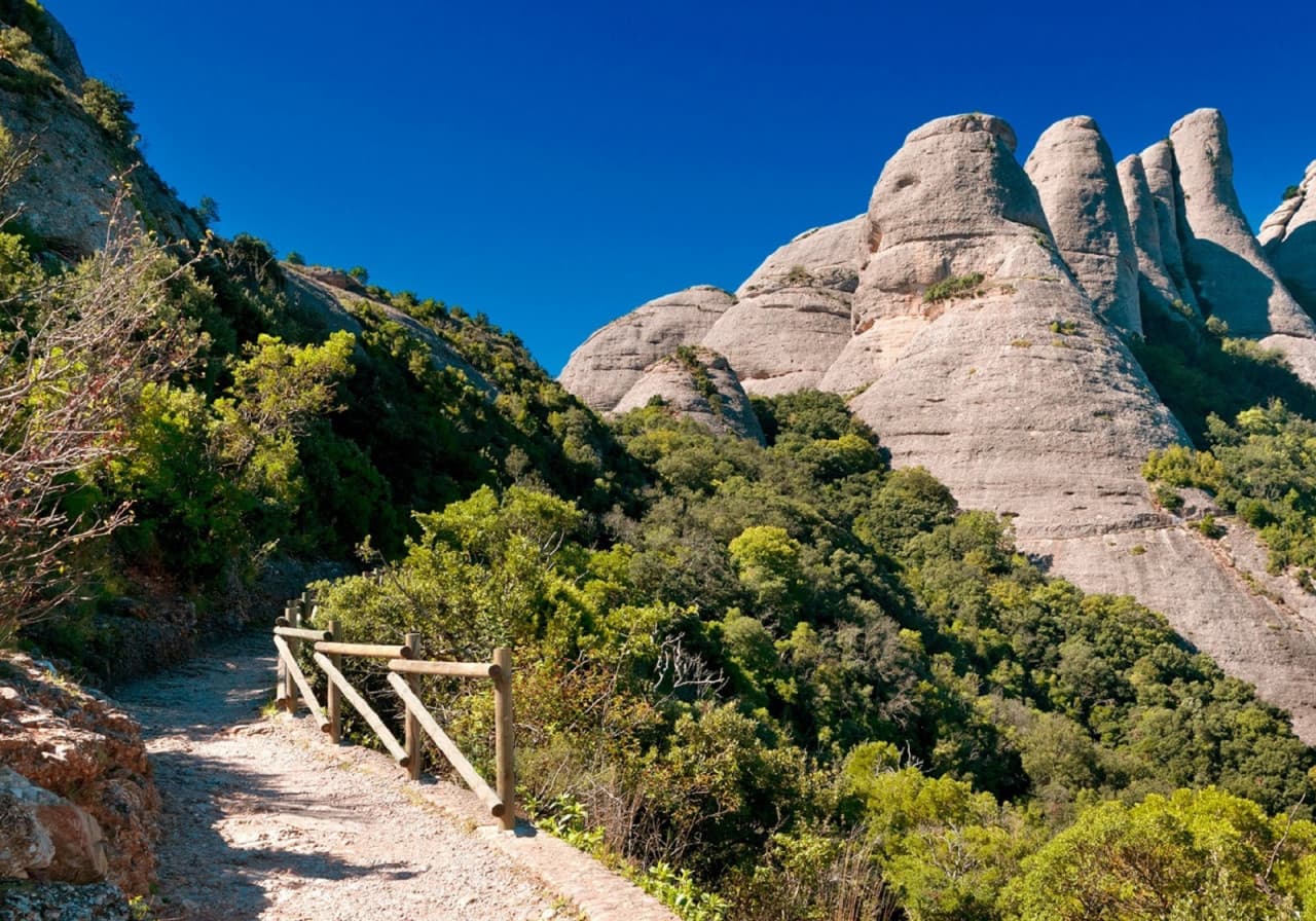 Montserrat, Girona, and Costa Brava Tour from Barcelona - تصویر 2