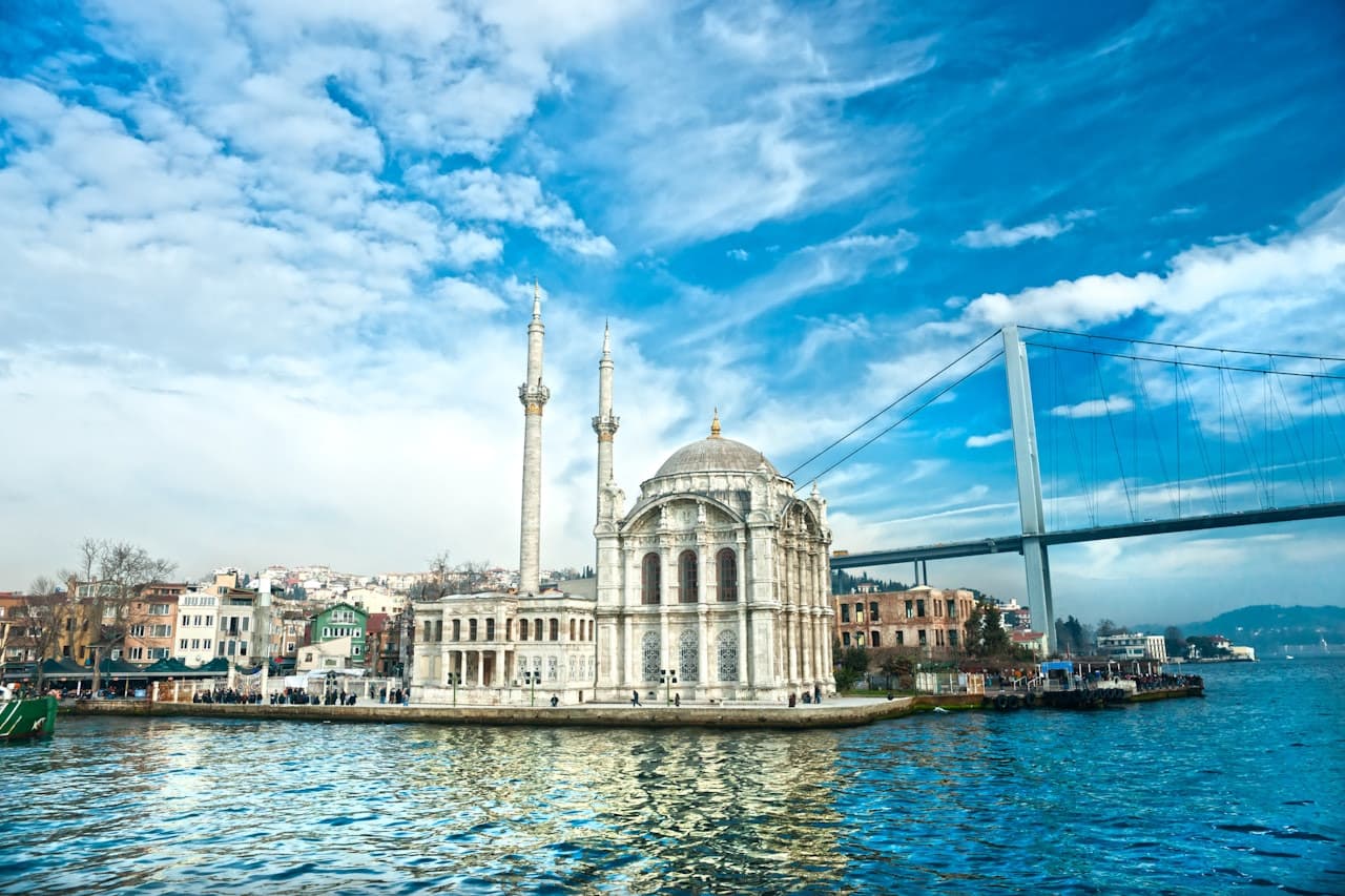 Bosphorus Sightseeing Cruise on a Luxury Yacht - تصویر 9