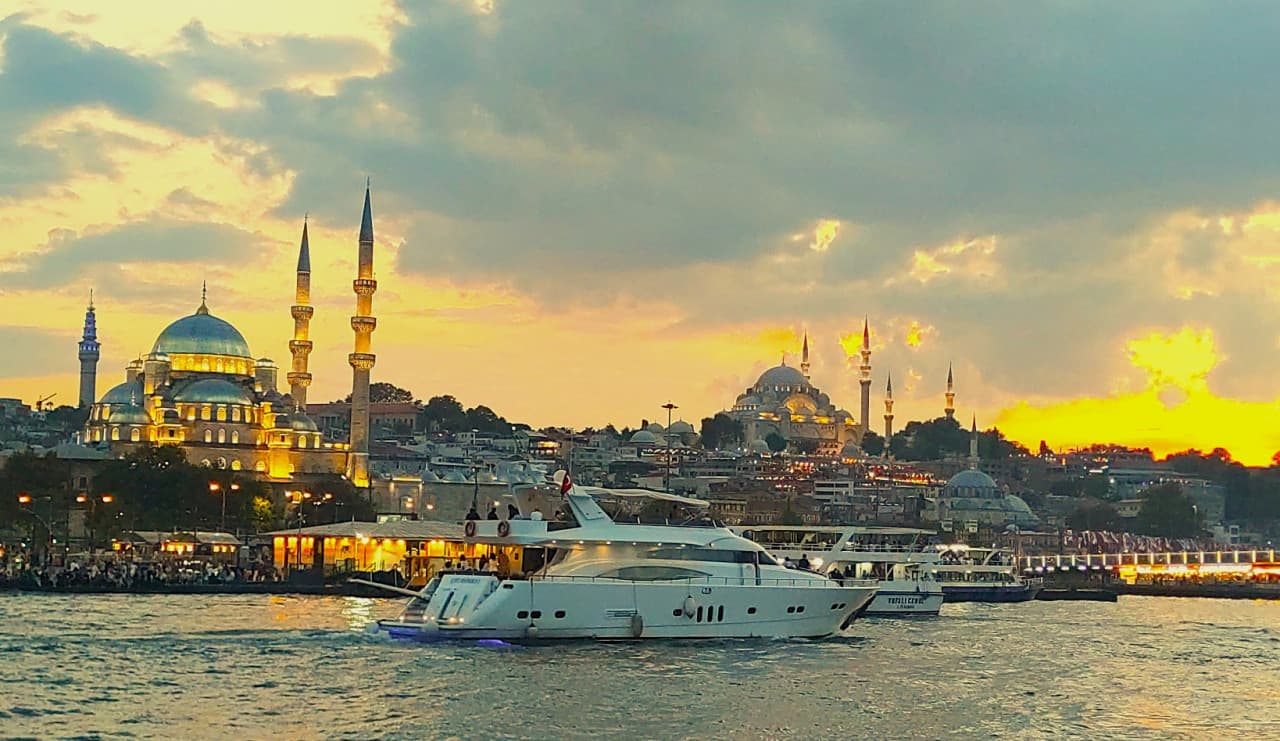 Bosphorus Sightseeing Cruise on a Luxury Yacht - تصویر 4
