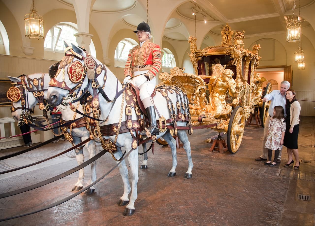 Royal Mews at Buckingham Palace - تصویر اصلی