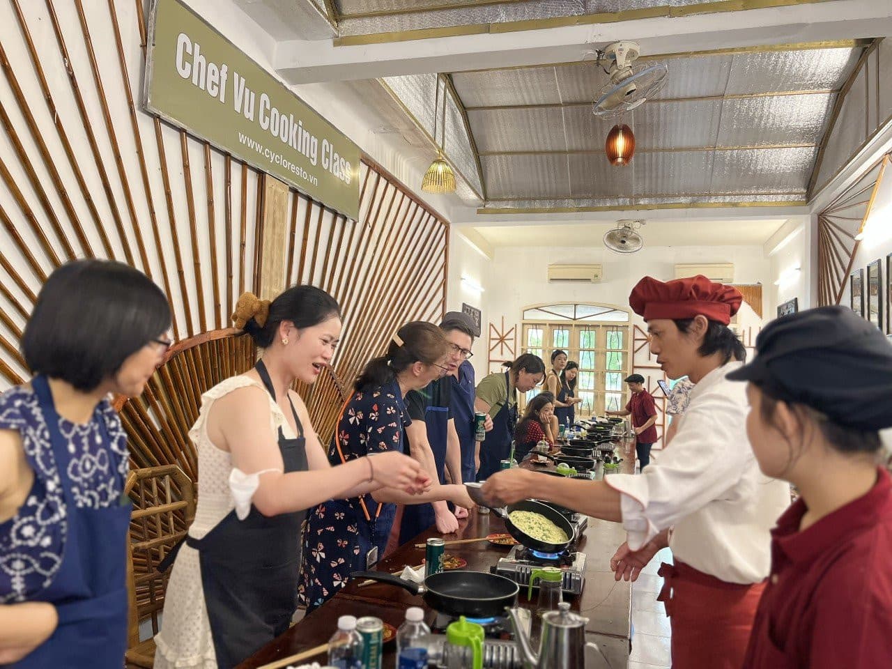 Chef Vu Cooking Class with Market Tour and Cyclo Ride - تصویر 3