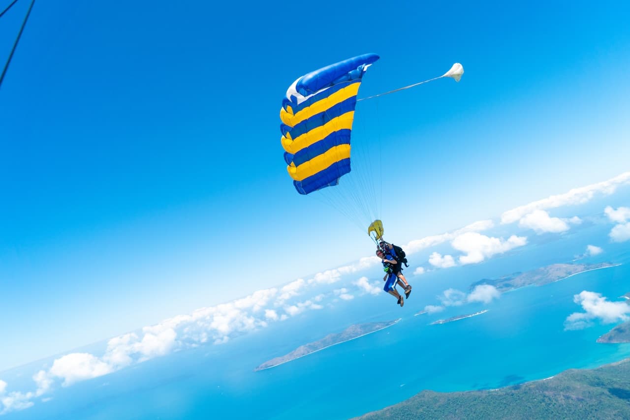 Tandem Skydiving Experience Airlie Beach - تصویر 5