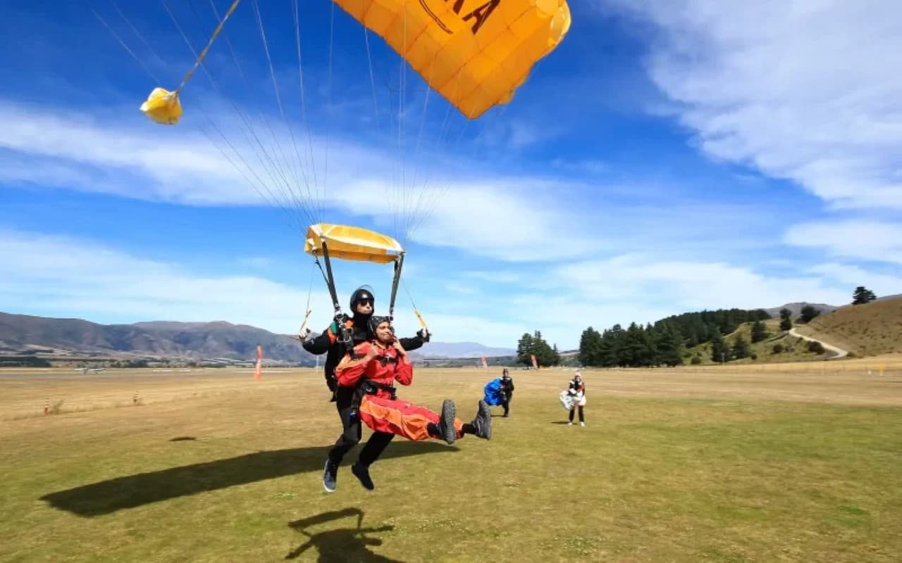 Tandem Skydiving Experience Wanaka - تصویر 4