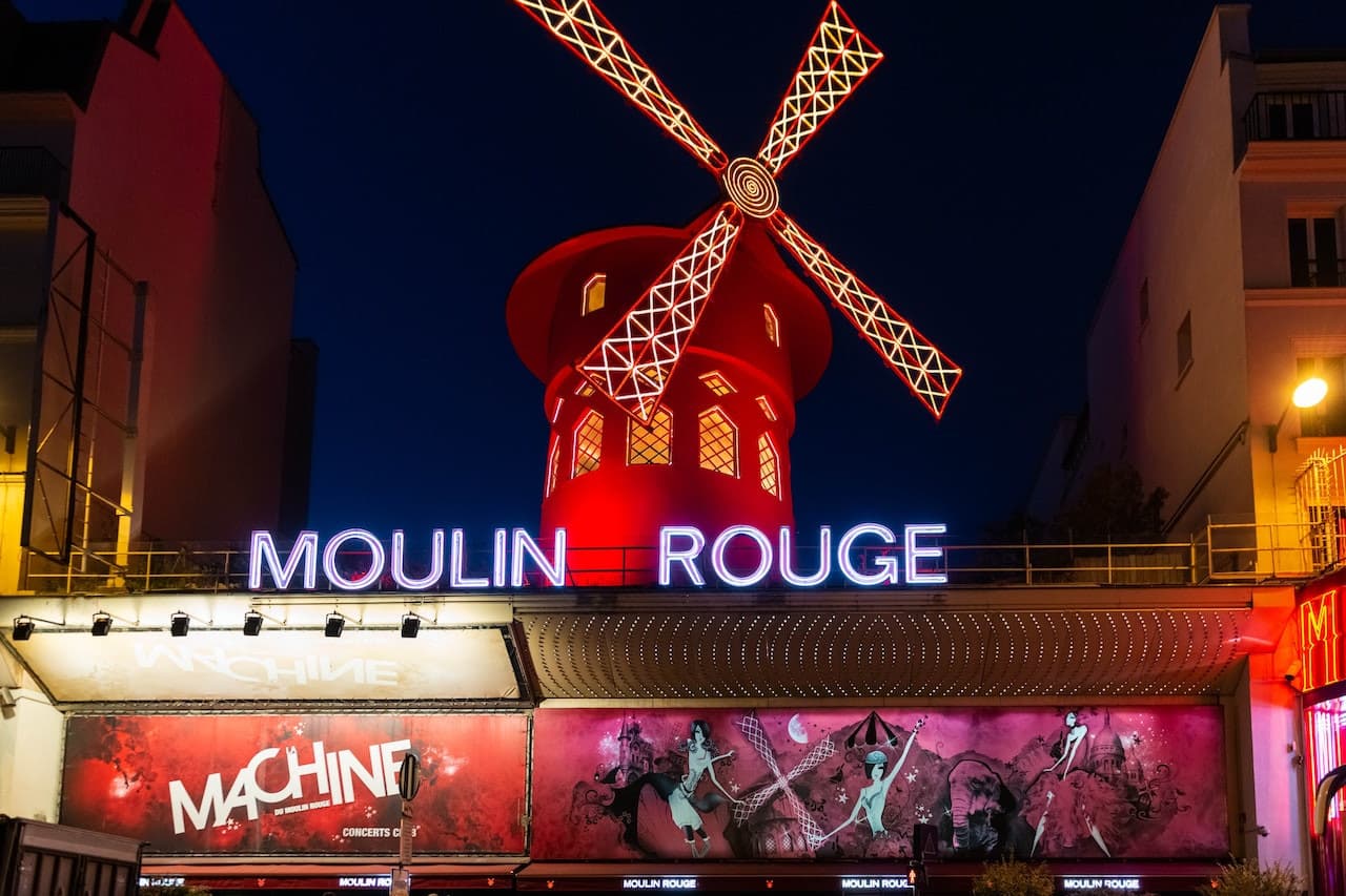 Moulin Rouge Cabaret Show with Drop-off Service and Seine River Cruise - تصویر اصلی