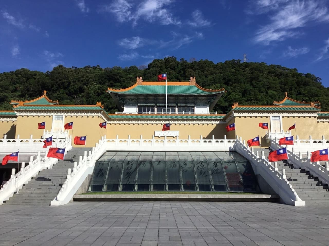 Classic Taipei Landmarks Full-Day Tour: National Palace Museum, Chiang Kai-shek Memorial Hall - تصویر 2