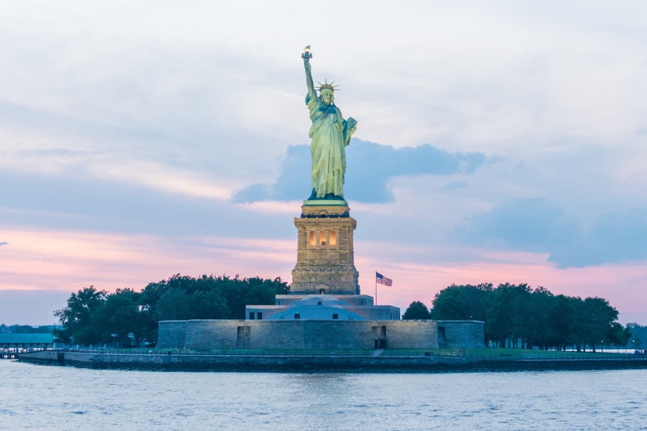 Official Statue of Liberty & Ellis Island Admission Ticket + Roundtrip Ferry by Statue City Cruises - تصویر 14