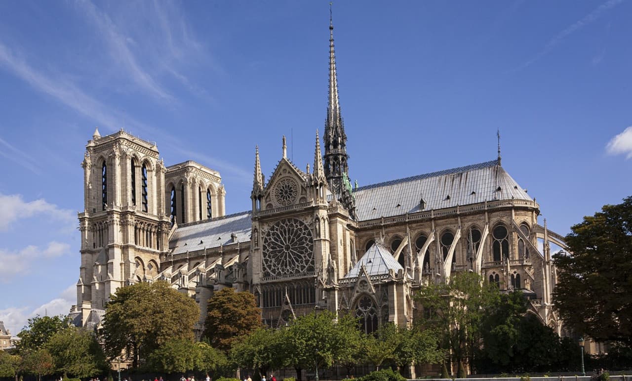 Notre Dame Exterior Tour with English- or Spanish-Speaking Guide & Cathedral Entry - تصویر اصلی