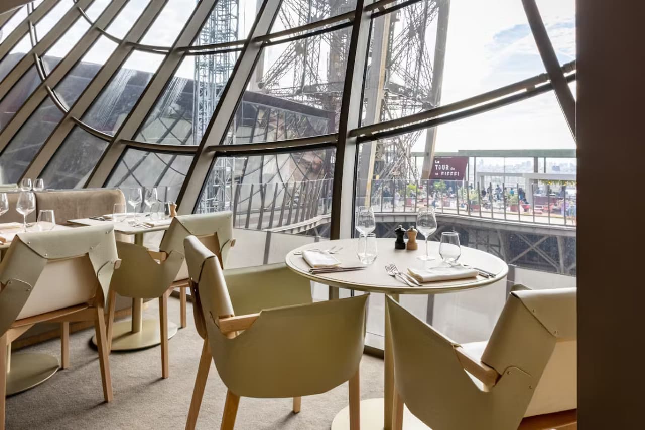 Eiffel Tower Dining Experience at Madame Brasserie Restaurant - تصویر 2