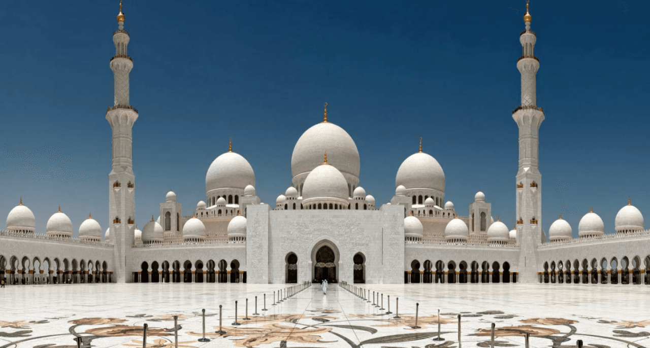 Abu Dhabi Full-Day Tour from Dubai: Sheikh Zayed Mosque, Emirates Palace, Corniche - تصویر اصلی