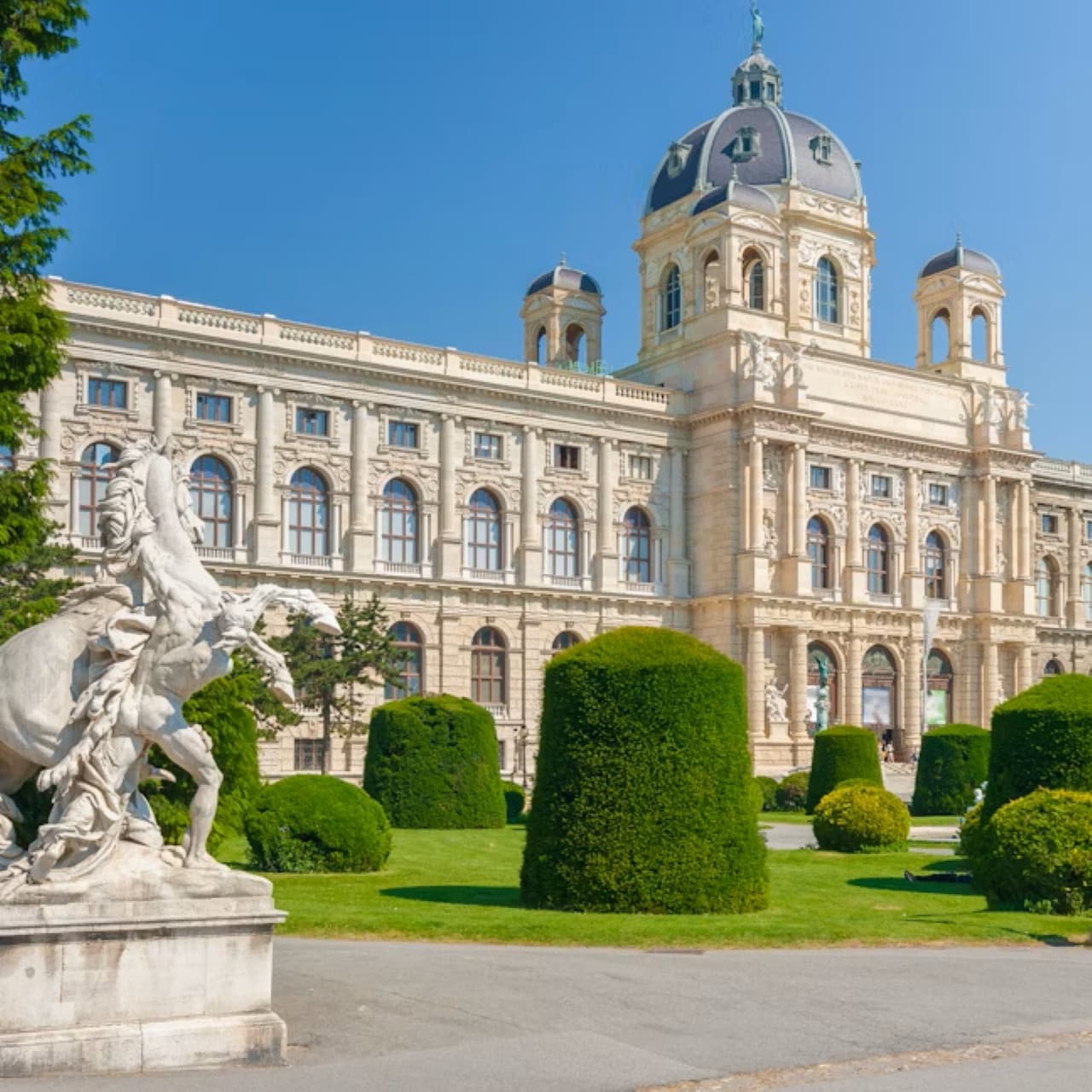 Imperial Treasury at the Hofburg Palace - تصویر 5