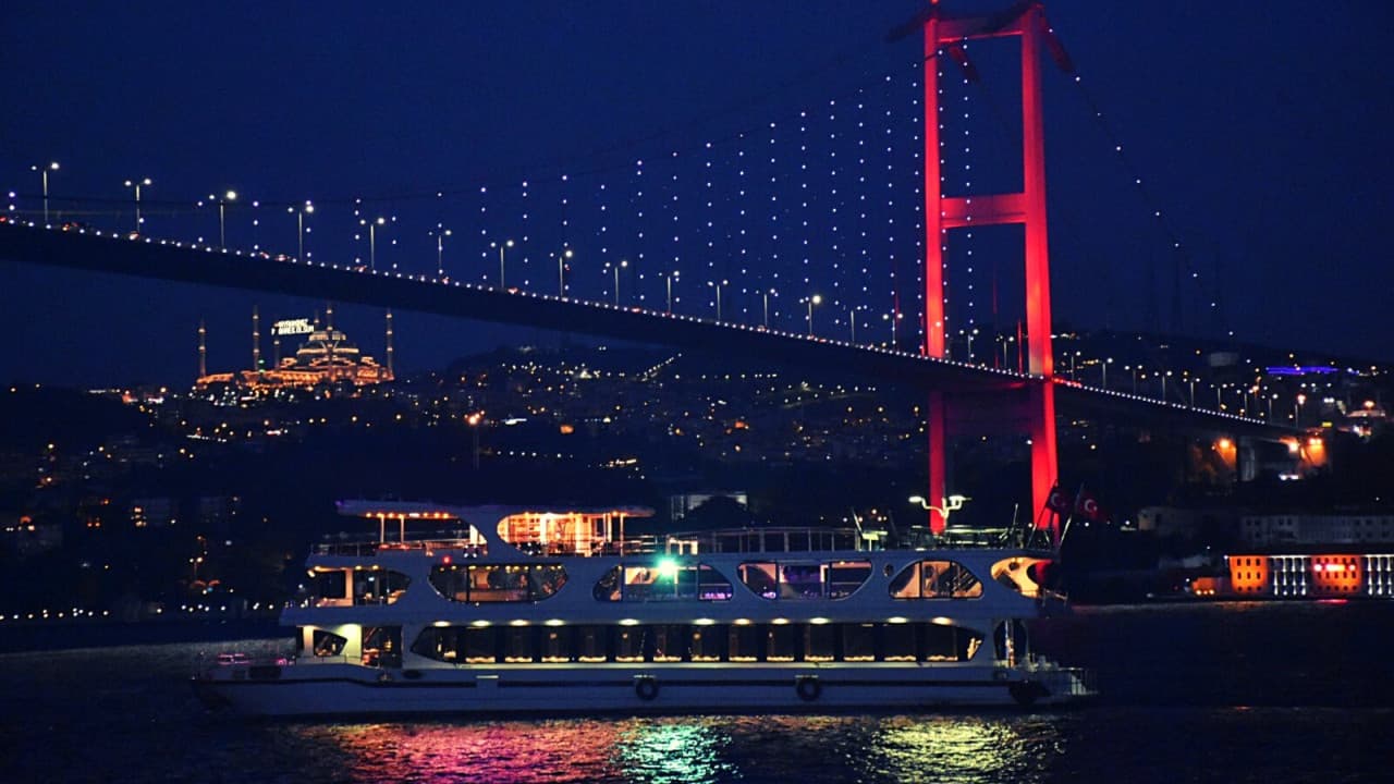 Bosphorus Dinner Cruise with Turkish Night Show - تصویر اصلی