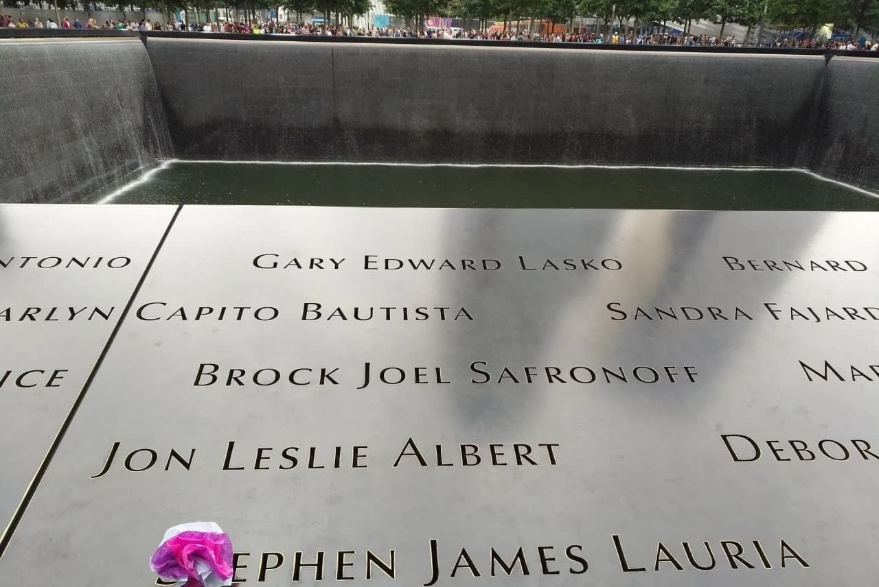9/11 Memorial & Wall Street Walking Tour + Optional 9/11 Museum Admission - تصویر 17