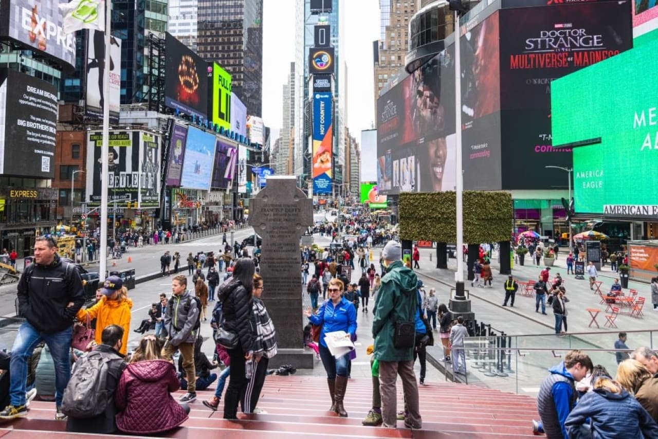 New York Broadway Walking Tour with Studio Visit - تصویر اصلی