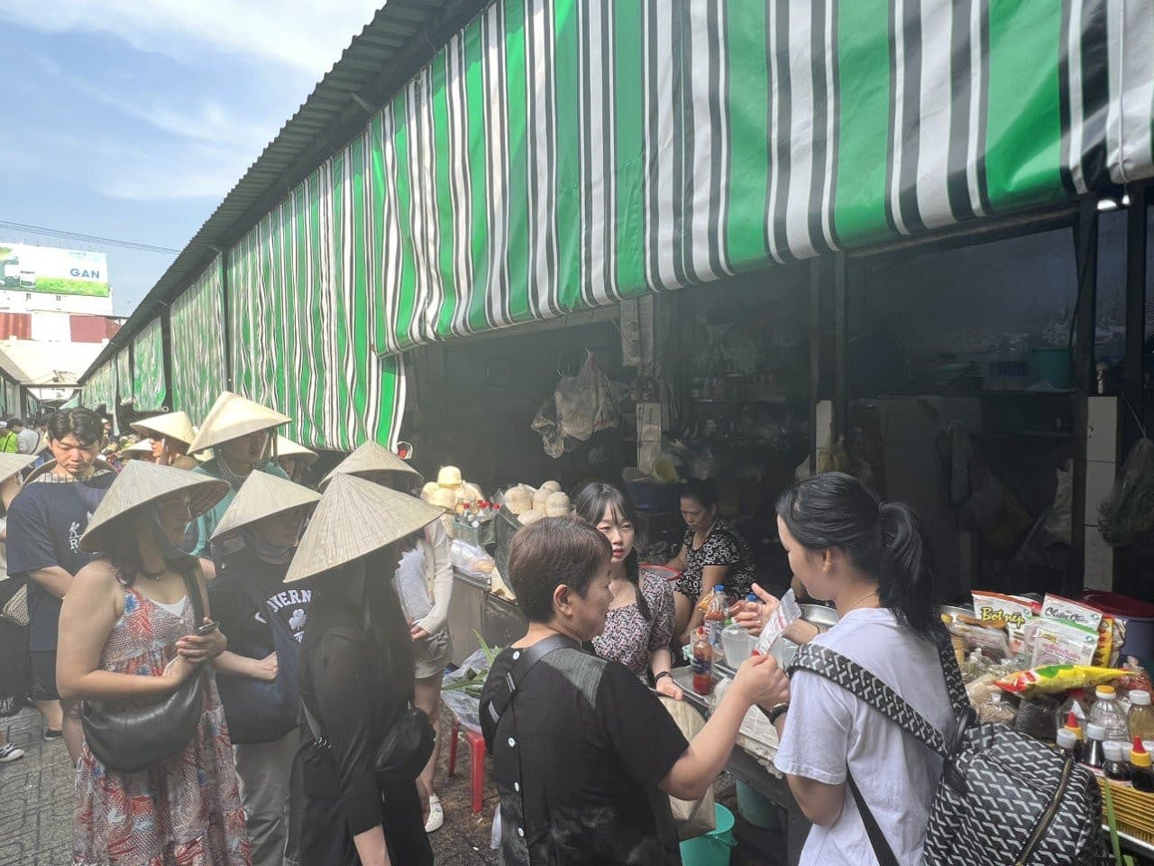 Chef Vu Cooking Class with Market Tour and Cyclo Ride - تصویر 4