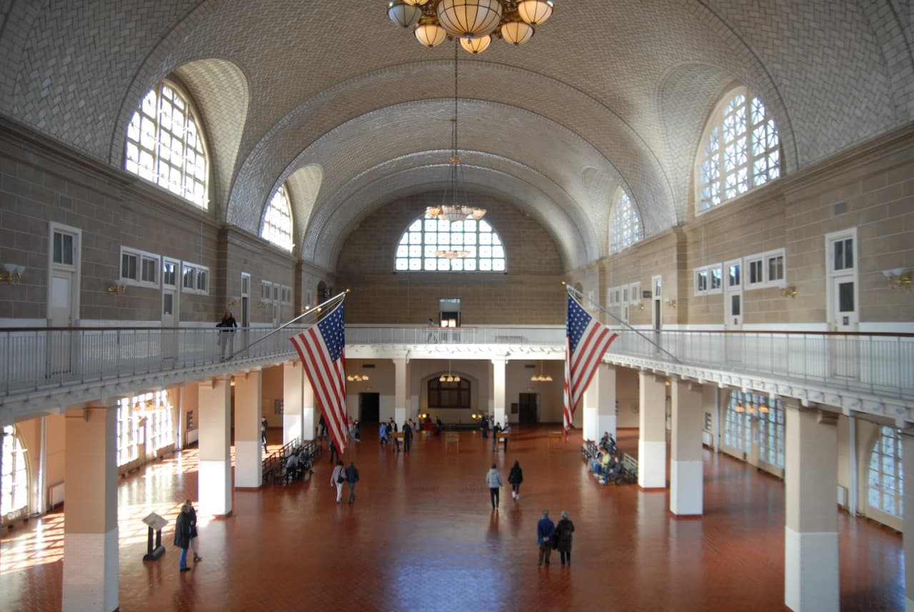 Official Statue of Liberty & Ellis Island Admission Ticket + Roundtrip Ferry by Statue City Cruises - تصویر 11