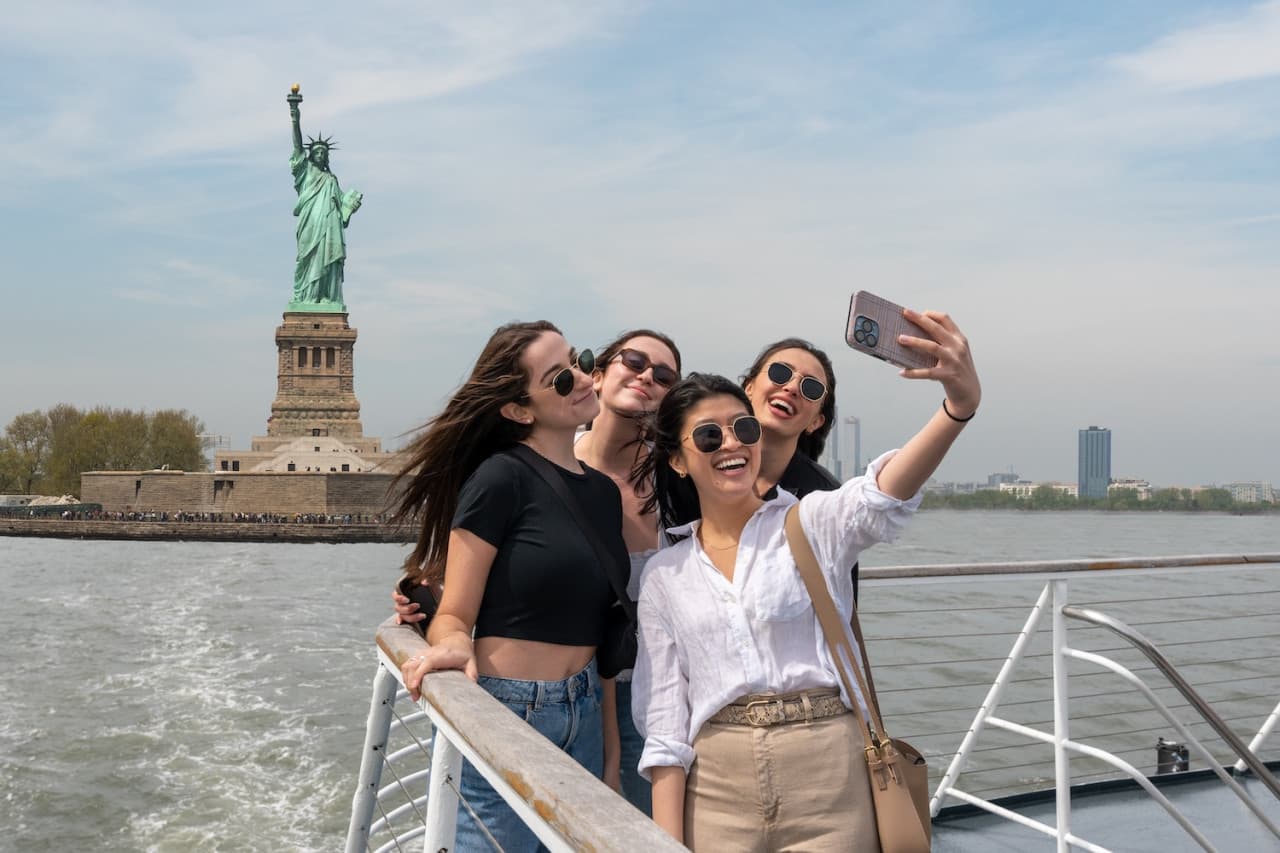 Official Statue of Liberty & Ellis Island Admission Ticket + Roundtrip Ferry by Statue City Cruises - تصویر 3
