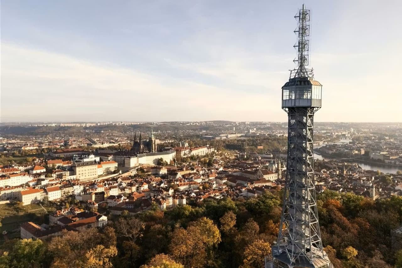 Petřín Tower & Mirror Maze Ticket - تصویر اصلی
