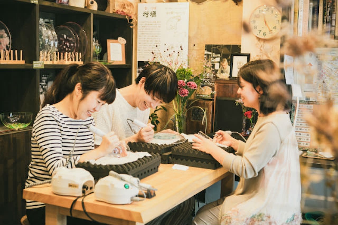Glass Carving Experience at Tokyo Small Museum of Books About Glass - تصویر 6