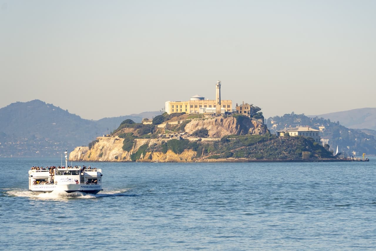 Official Alcatraz Island Admission Ticket + Audio Tour with Roundtrip Ferry by Alcatraz City Cruises - تصویر اصلی