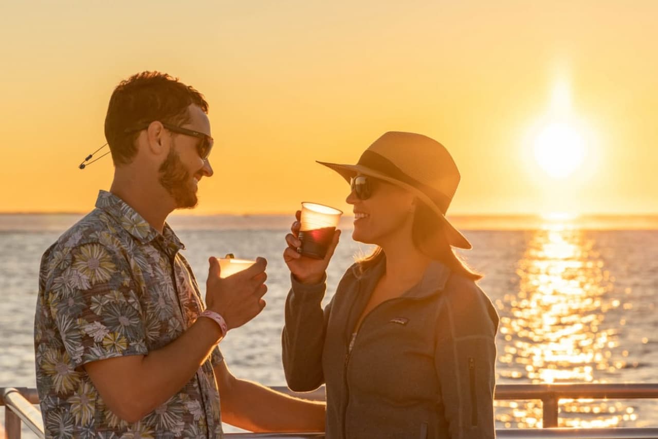 Key West Sunset Buffet Dinner Cruise with Open Bar and Live Music - تصویر اصلی