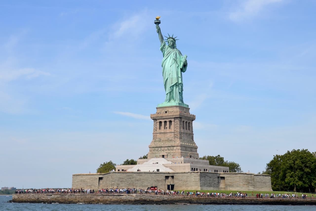Official Statue of Liberty & Ellis Island Admission Ticket + Roundtrip Ferry by Statue City Cruises - تصویر 5