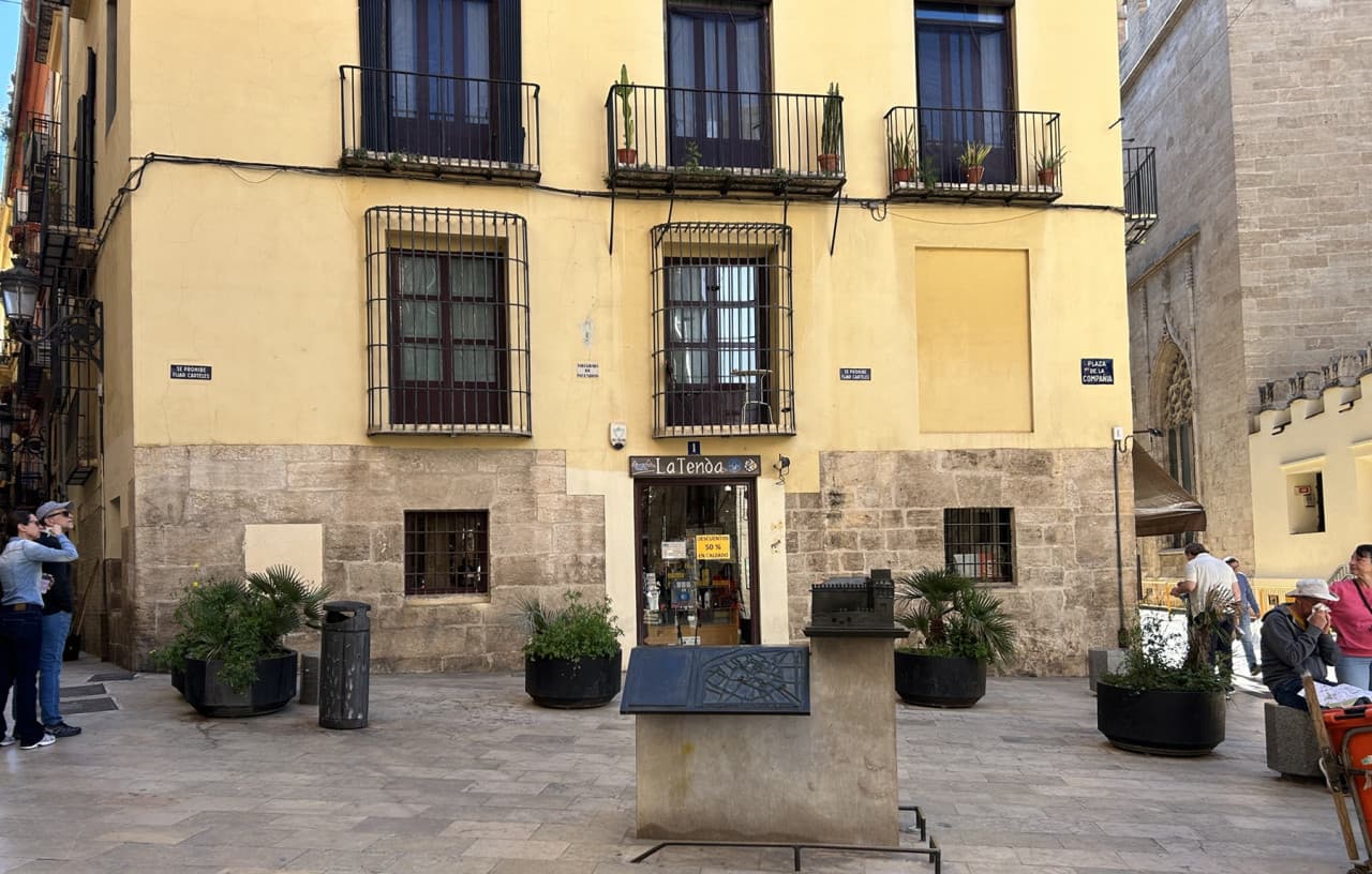 La Lonja de la Seda Tour with English-Speaking Guide & Fast Track Entry - تصویر 5