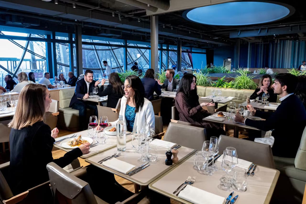 Eiffel Tower Dining Experience at Madame Brasserie Restaurant - تصویر 6