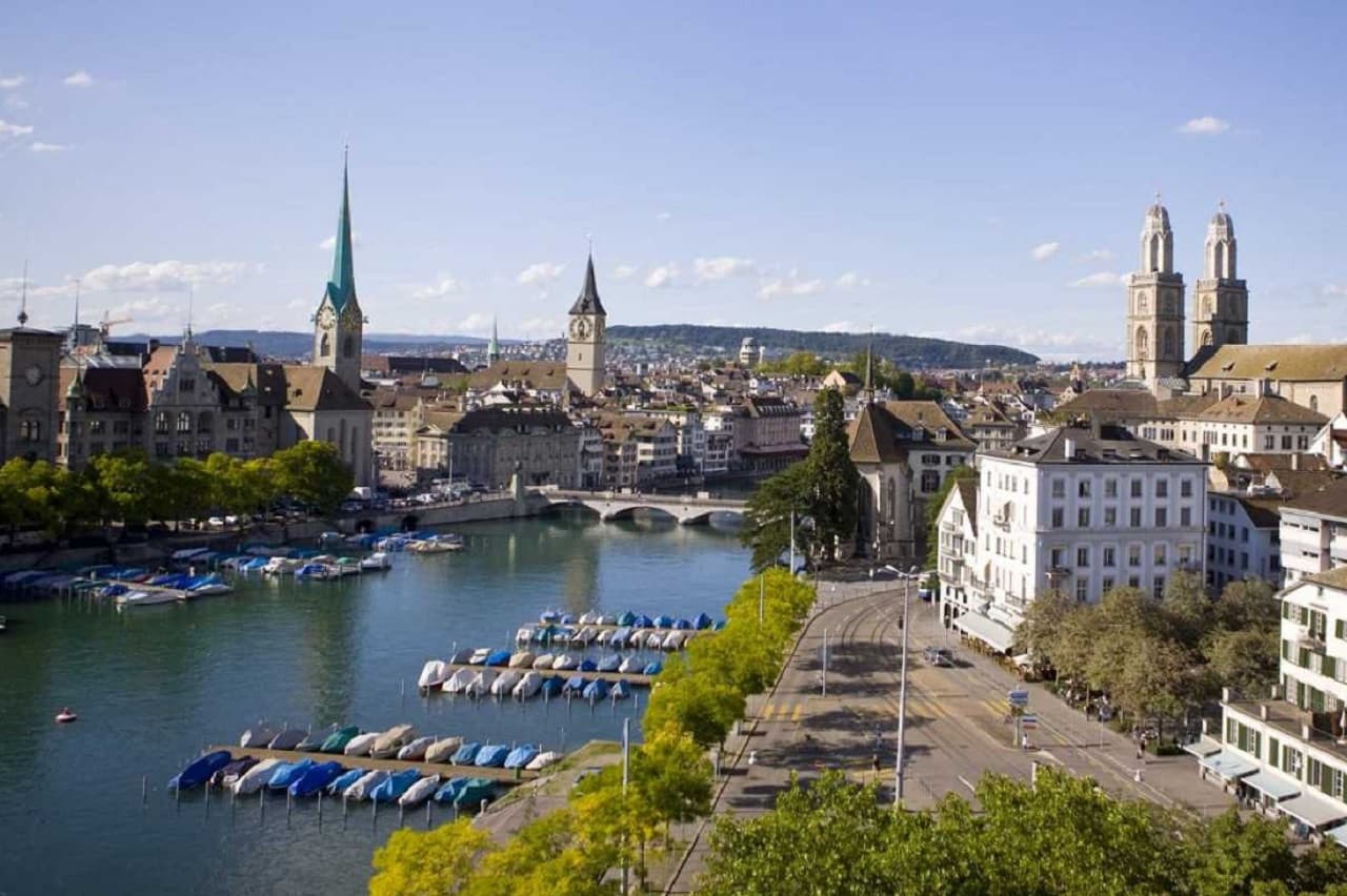 Zurich Sightseeing Bus Tour with Guided Old Town Walk - تصویر 2