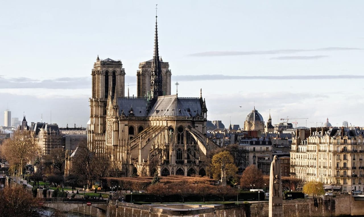 Notre Dame Exterior Tour with English- or Spanish-Speaking Guide & Cathedral Entry - تصویر 3