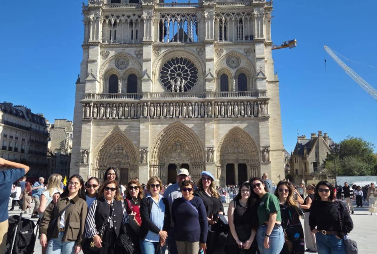 Notre Dame Exterior Tour with English- or Spanish-Speaking Guide & Cathedral Entry - تصویر 9