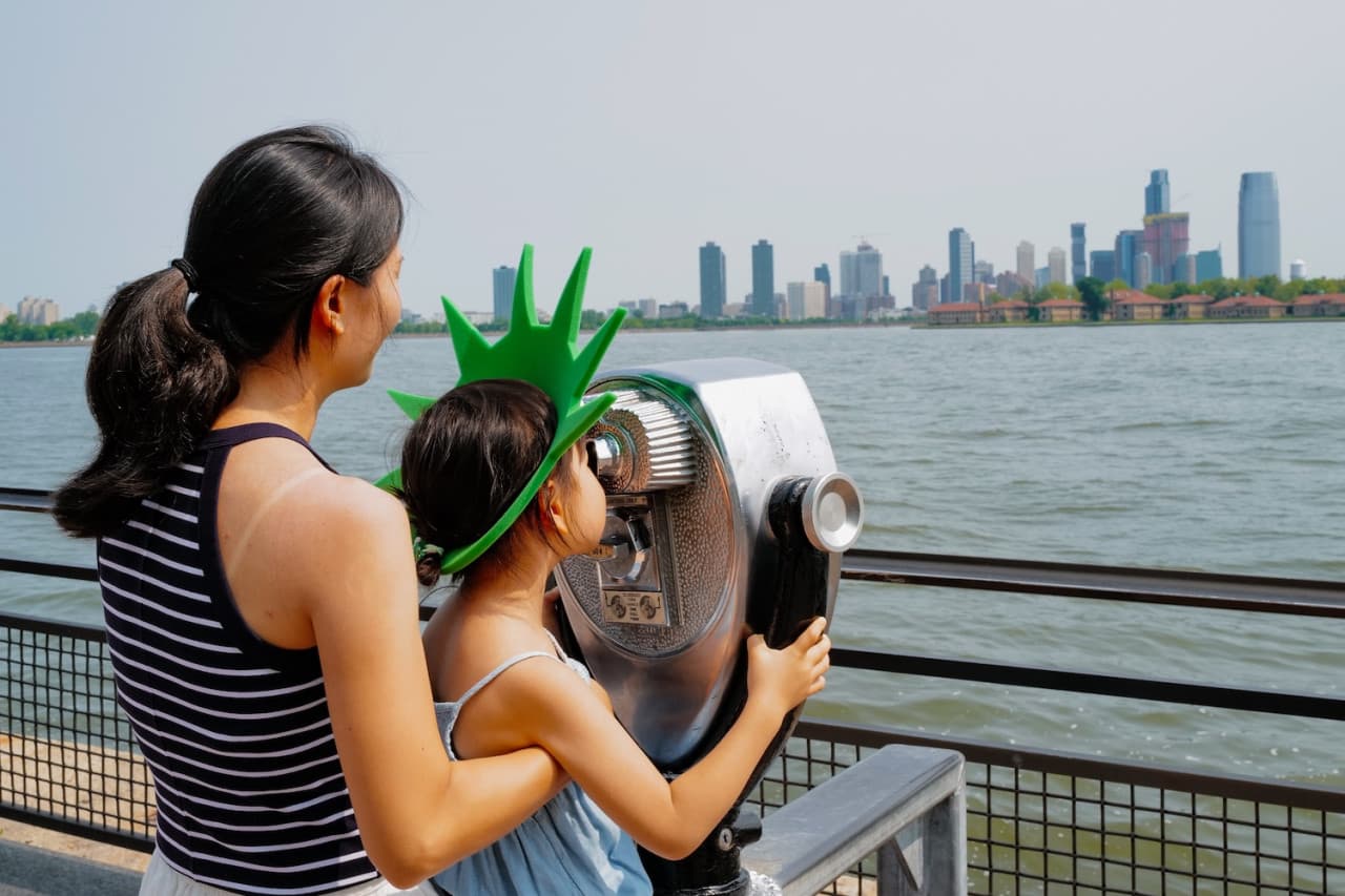 Official Statue of Liberty & Ellis Island Admission Ticket + Roundtrip Ferry by Statue City Cruises - تصویر 8