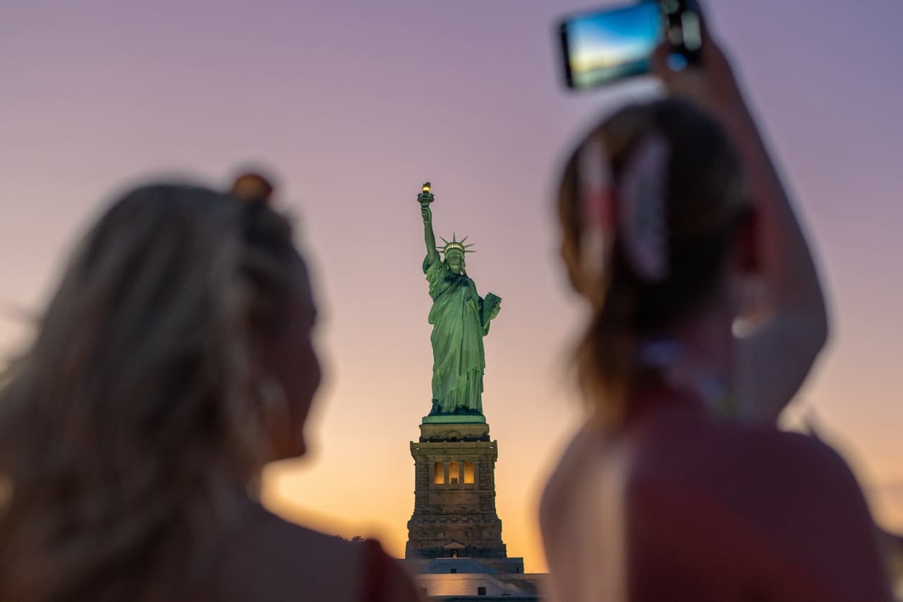 Circle Line "NYC Harbor Lights" Evening Cruise (2 hours): Reserved Straight-to-Board Ticket - تصویر 3