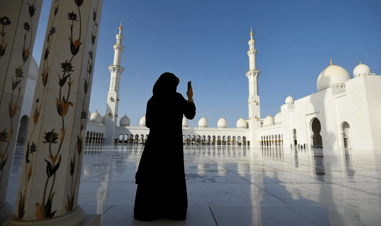 Abu Dhabi Full-Day Tour from Dubai: Sheikh Zayed Mosque, Emirates Palace, Corniche - تصویر 2