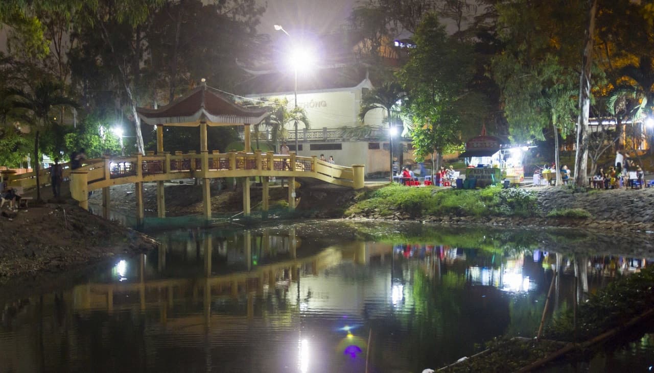 Ho Chi Minh City Night Food Tour by Motorbike - تصویر 5