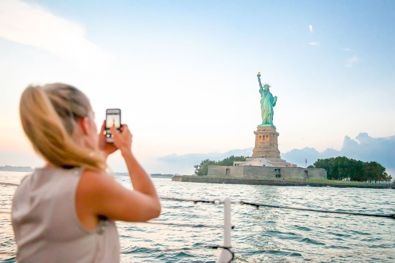 NYC: 9/11 Memorial Museum & Statue of Liberty Cruise - تصویر 12