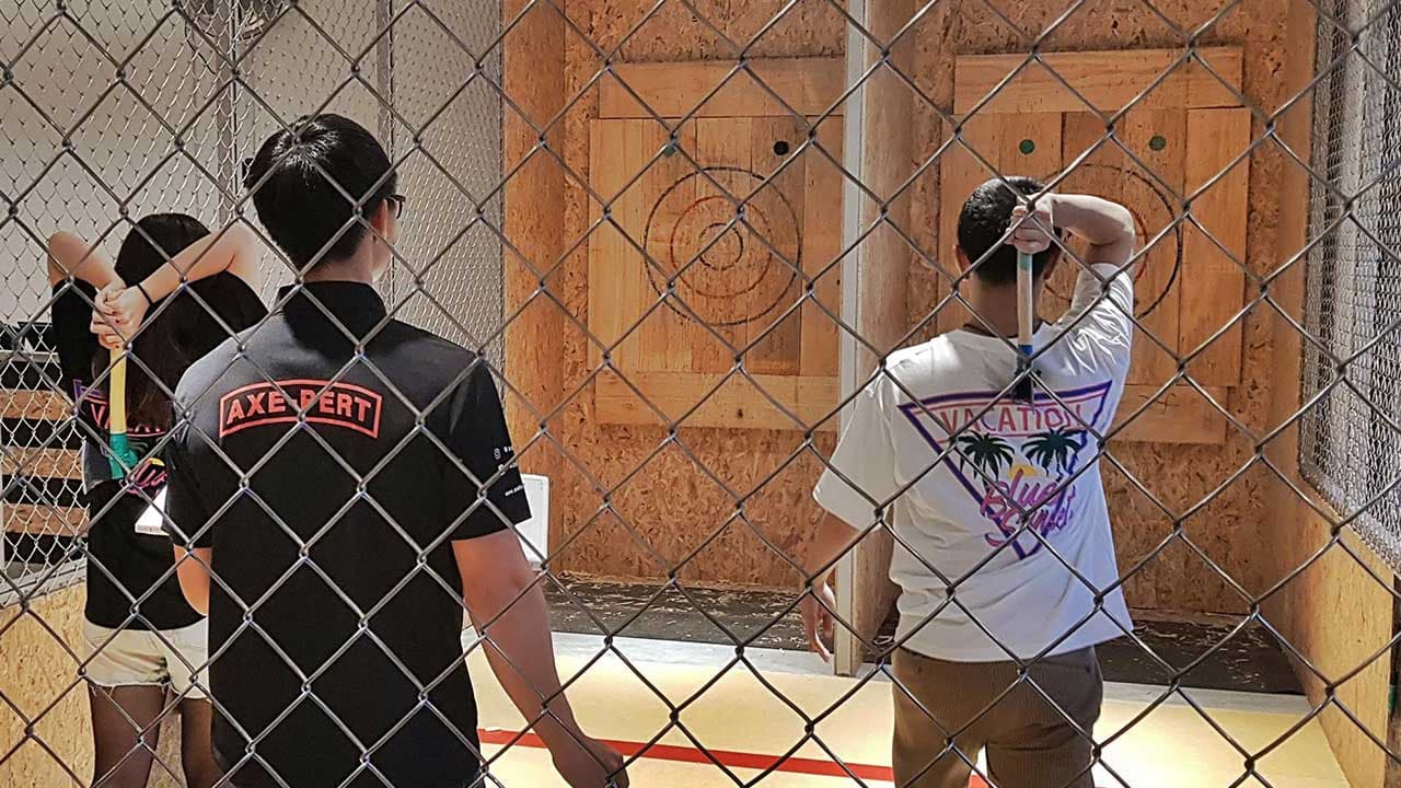 Axe Factor Sentosa: Axe Throwing Experience - تصویر 2