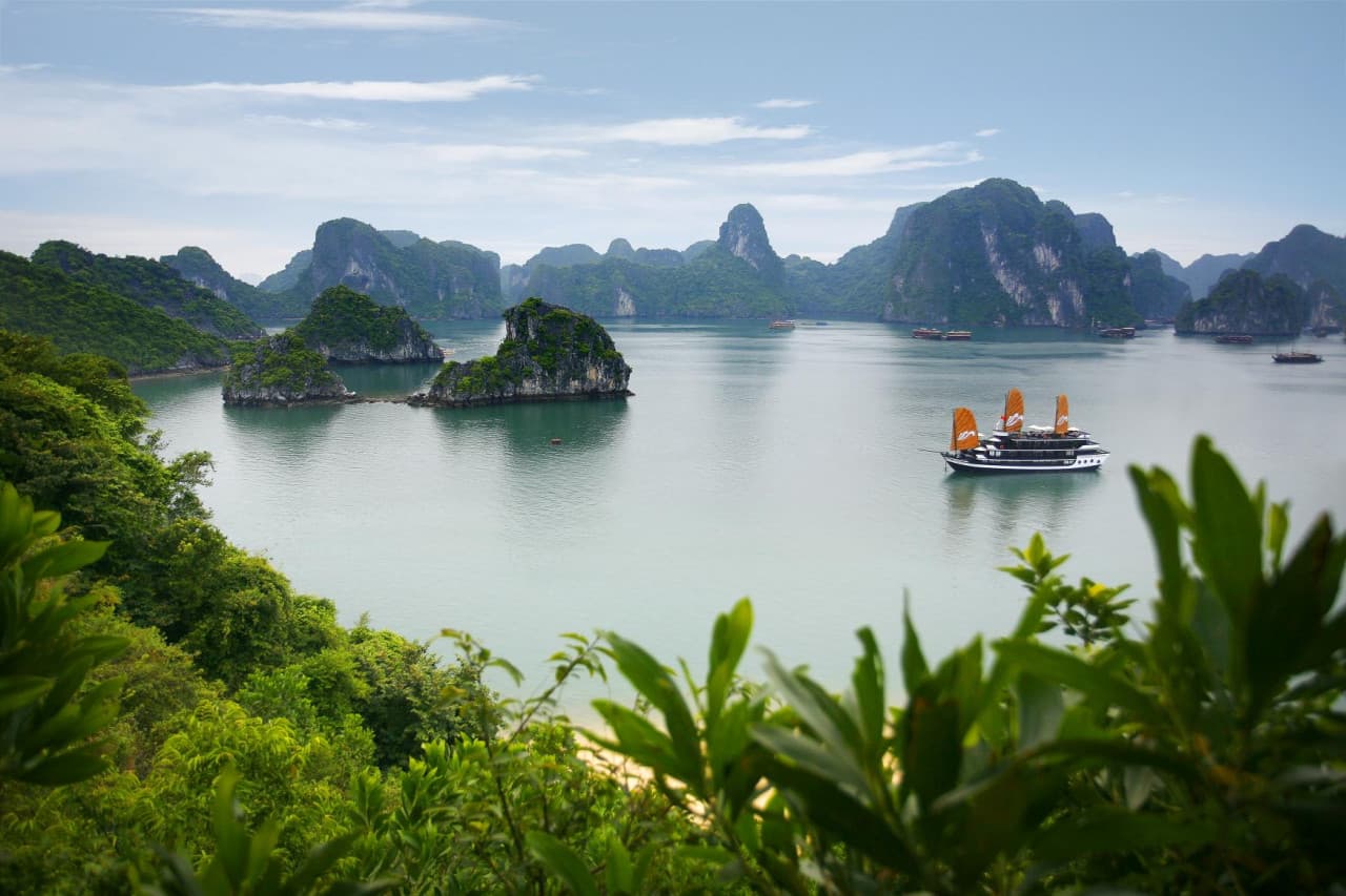 Ha Long Bay Cruise with Round Trip Transfer from Hanoi - تصویر 2
