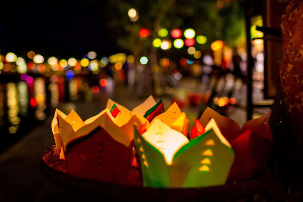 Hoai River Evening Boat Ride with Lantern Experience - تصویر 3