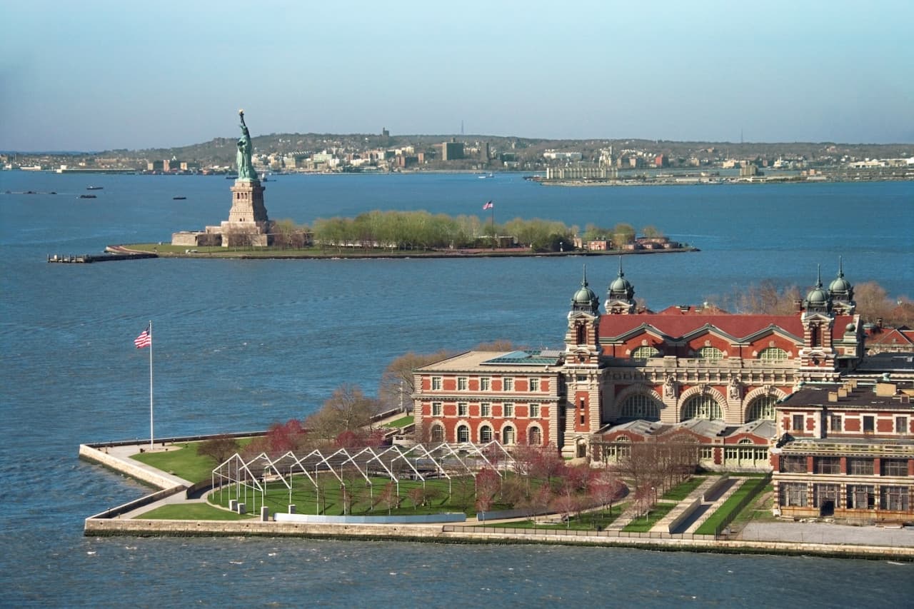 Official Statue of Liberty & Ellis Island Admission Ticket + Roundtrip Ferry by Statue City Cruises - تصویر 2